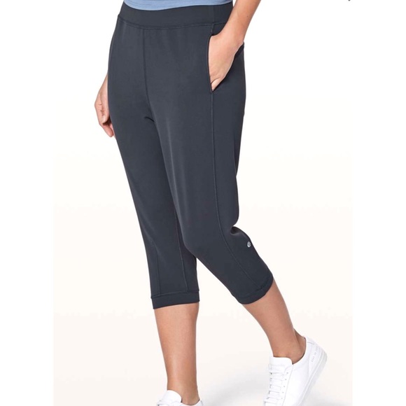 Lululemon Rejuvenate Crop18” black size 4 - Picture 2 of 5